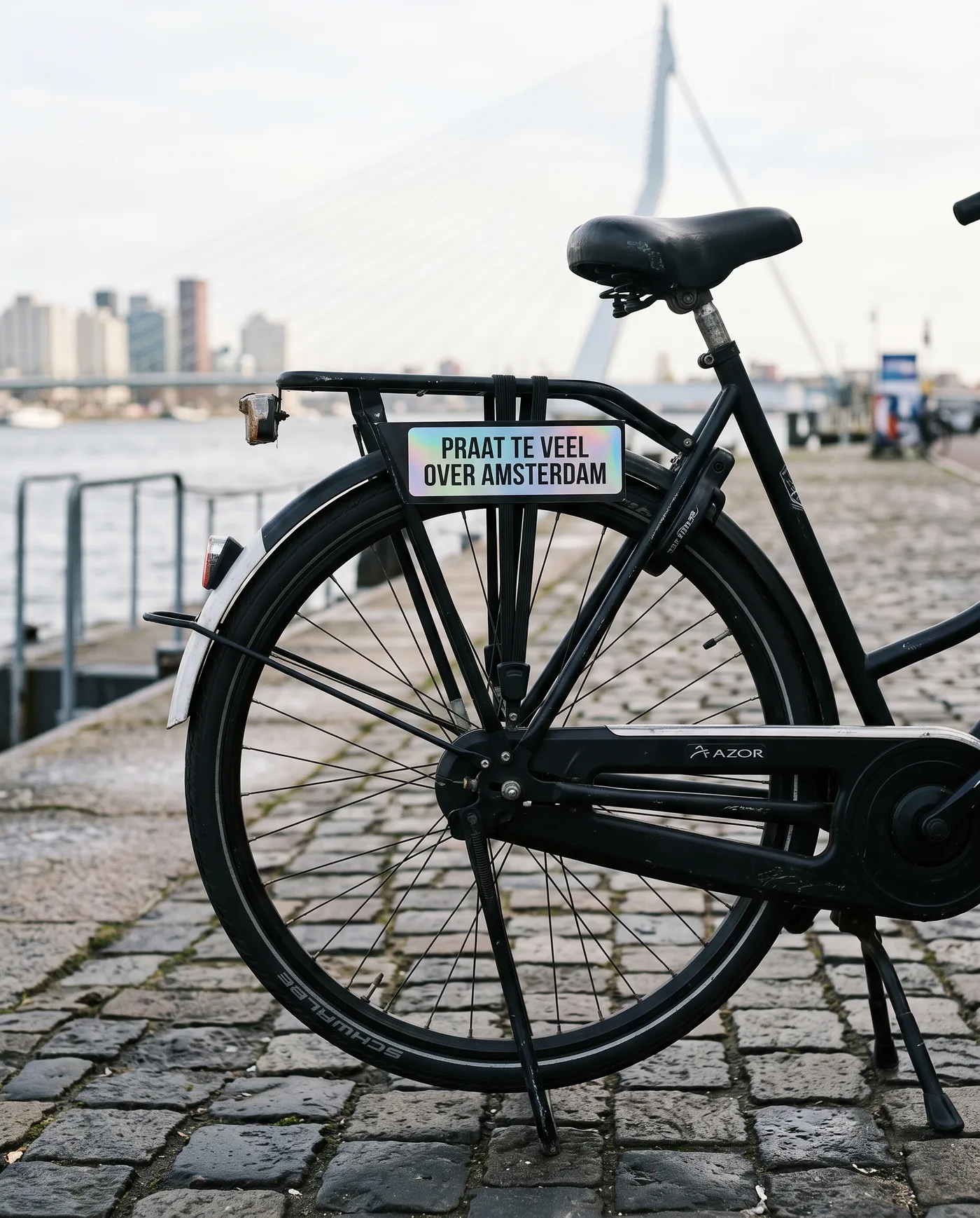 Praat te veel over Amsterdam, geplakt